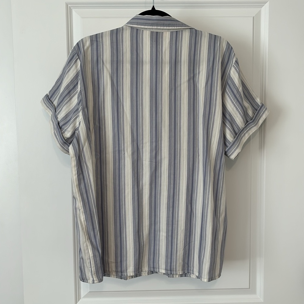 NWT Universal Threads Top - Picture 3 of 3